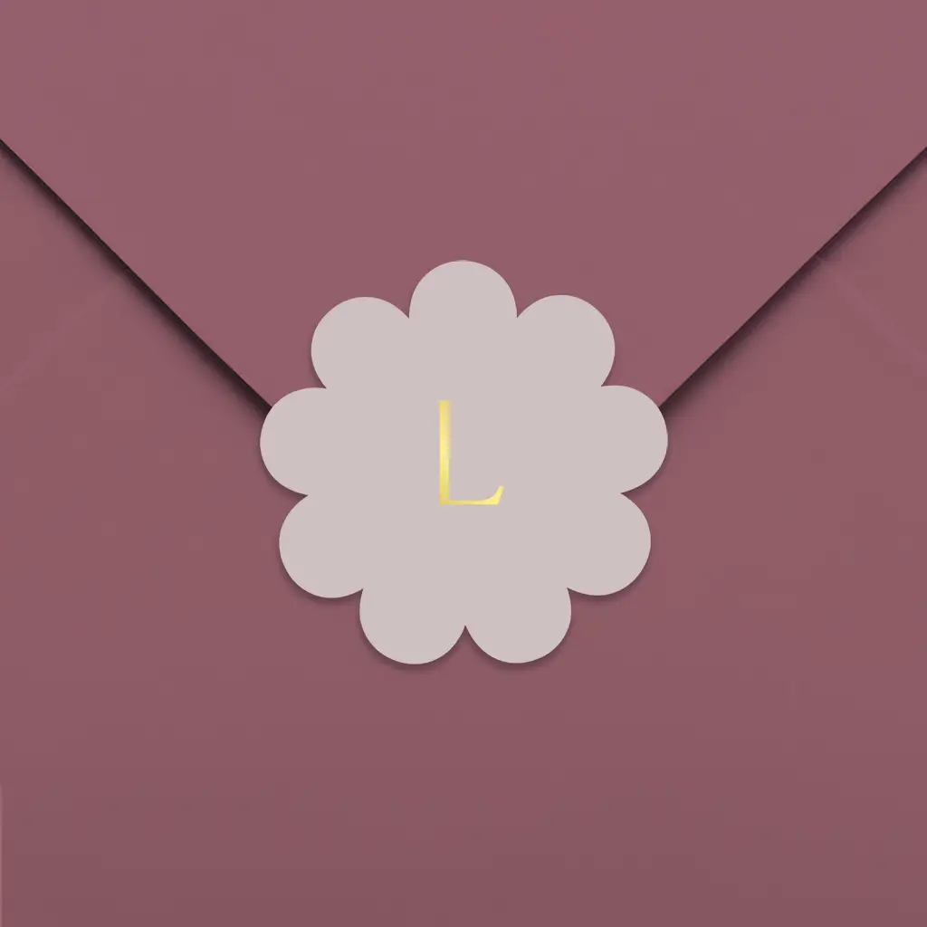 Sluitsticker paars in bloem vorm met goudfolie initiaal - per 20 stuks