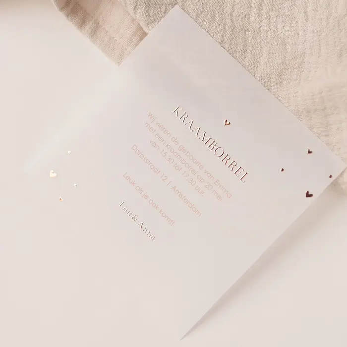 Kalkpapier kraamborrel uitnodiging met roséfolie hartjes