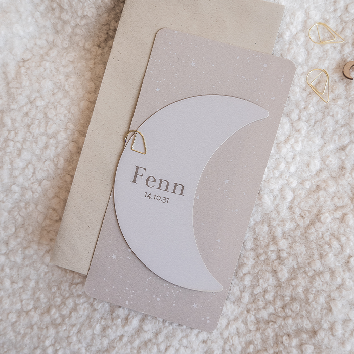 Taupe geboortekaartje maan label en sterretjes