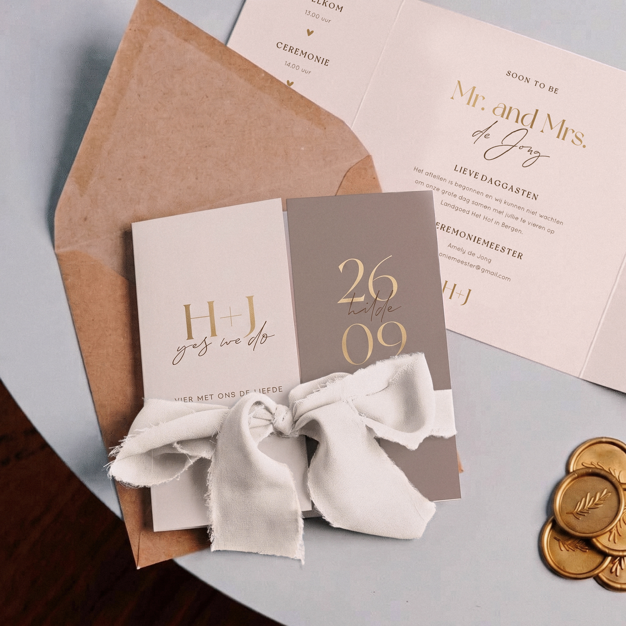 Trouwkaart met theatervouw in beige tinten en mat goudfolie