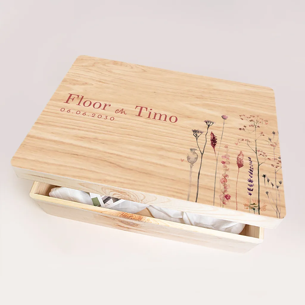 Romantische memorybox bruiloft met droogbloemen