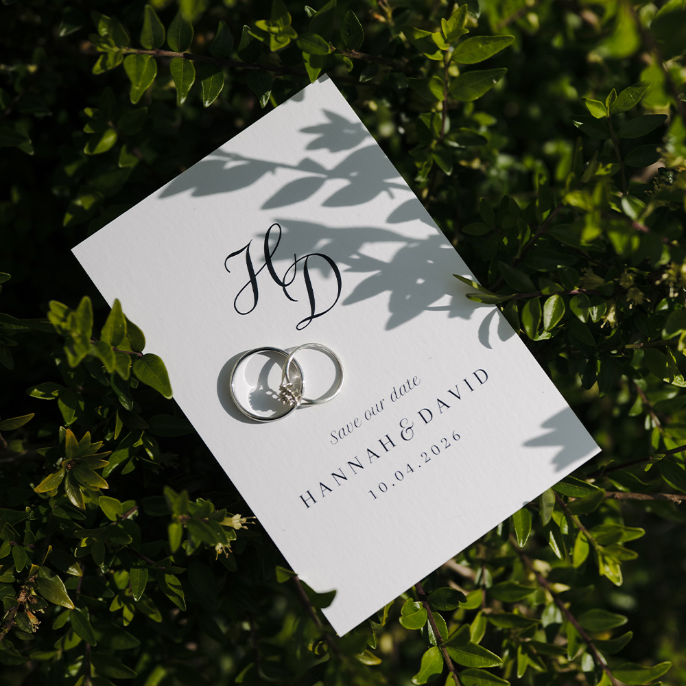 Save the date kaart klassiek monogram