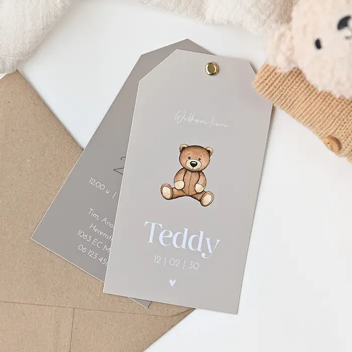 Bruin label geboortekaartje met teddybeer