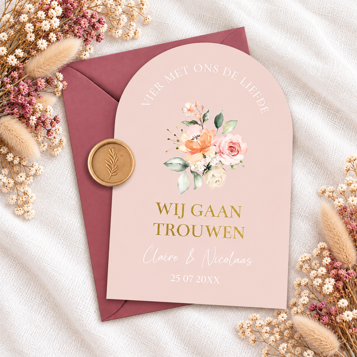 rouwkaart boogvorm met roze bloemenboeket en goudfolie