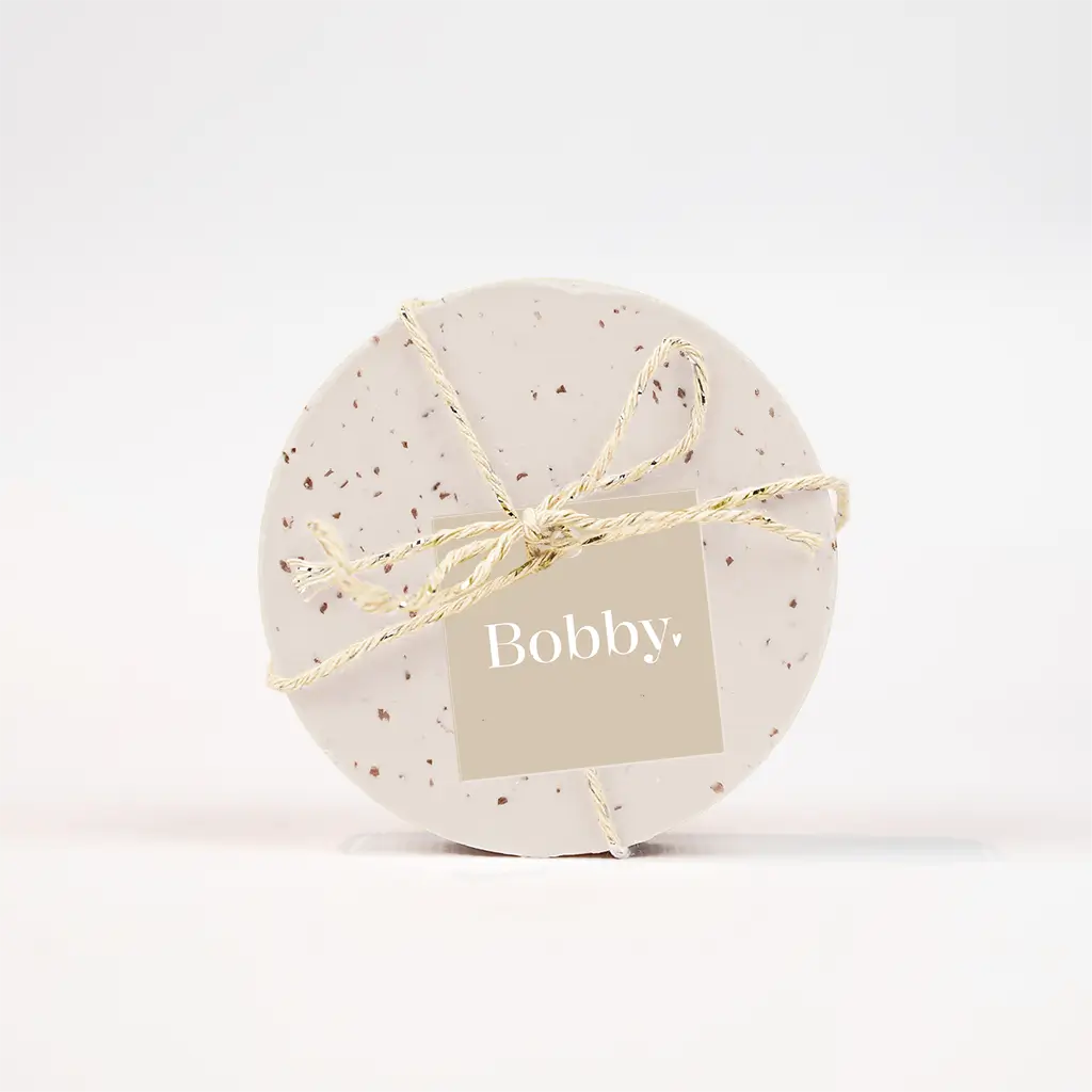 Vierkant labeltje met naam op beige achtergrond - per 16 stuks