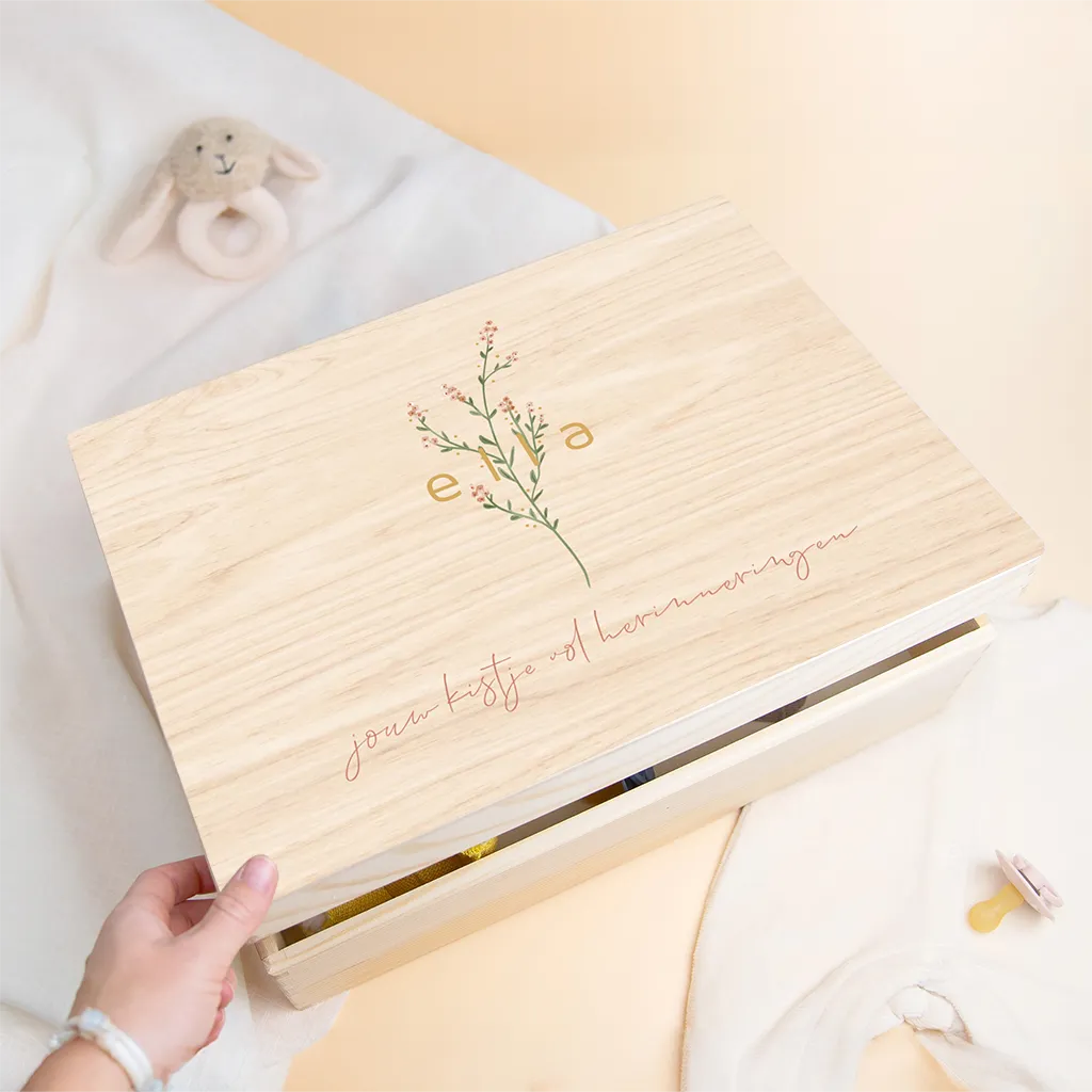 Houten bewaarkist bloementakje en roze letters
