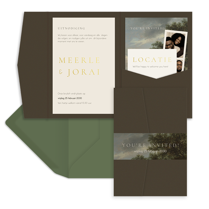 Beige pocketfold trouwkaart met schilderij, fotostrook en goudfolie