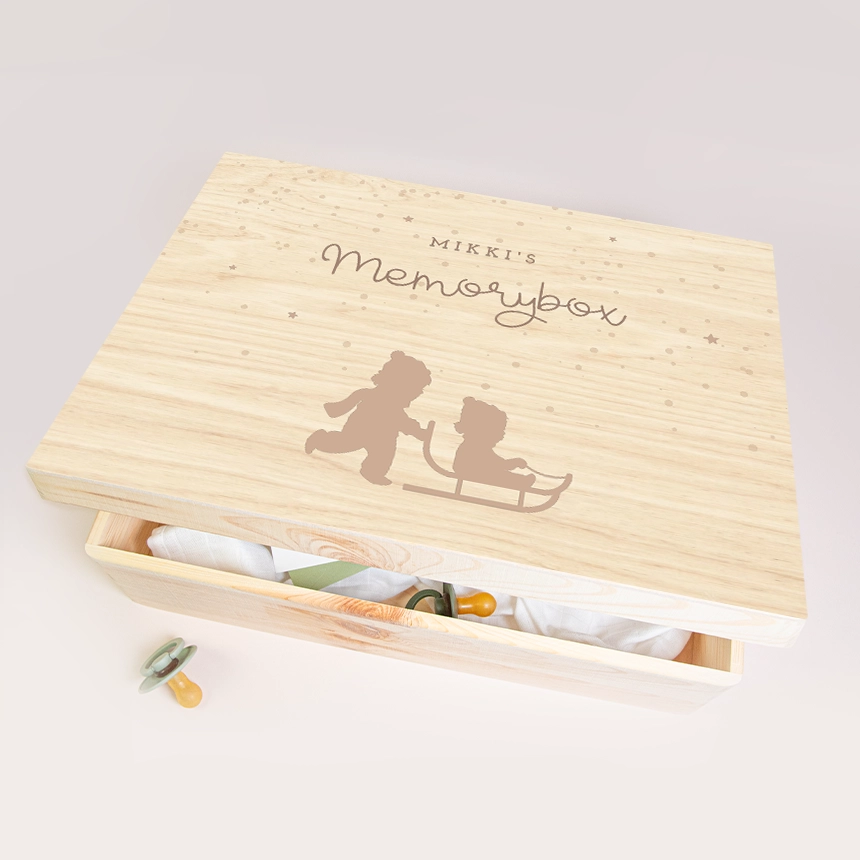 Winterse memorybox met silhouetten in de sneeuw