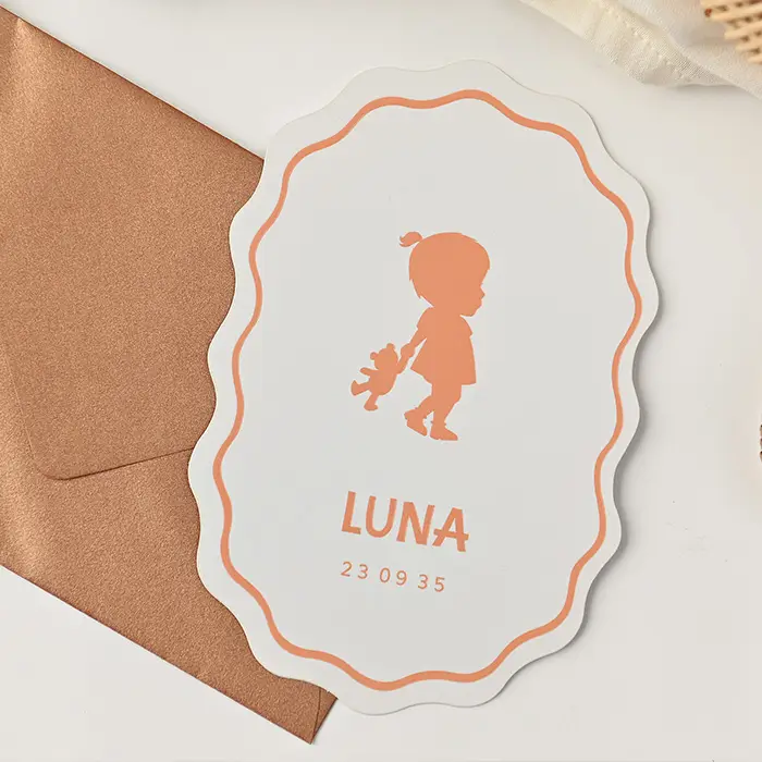 Schattig geboortekaartje in ovaal met silhouet meisje in hoogglans