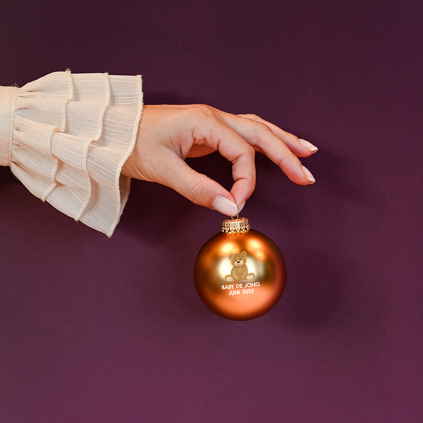 Glazen kerstbal met beertje en aankondiging zwangerschap