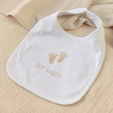 Zwangerschapsaankondiging slabbetje met voetjes en tekst