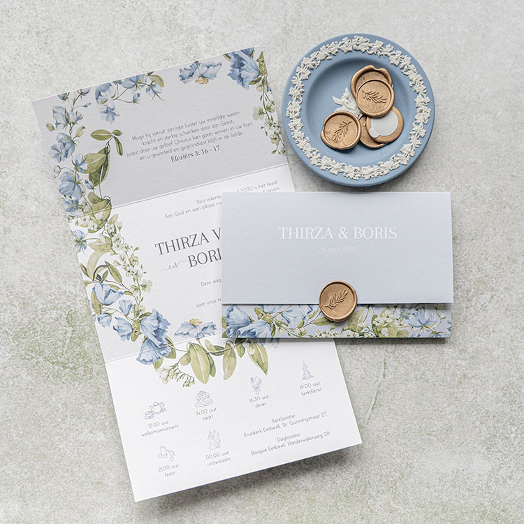 Drieluik mapje trouwuitnodiging met blauwe bloemen