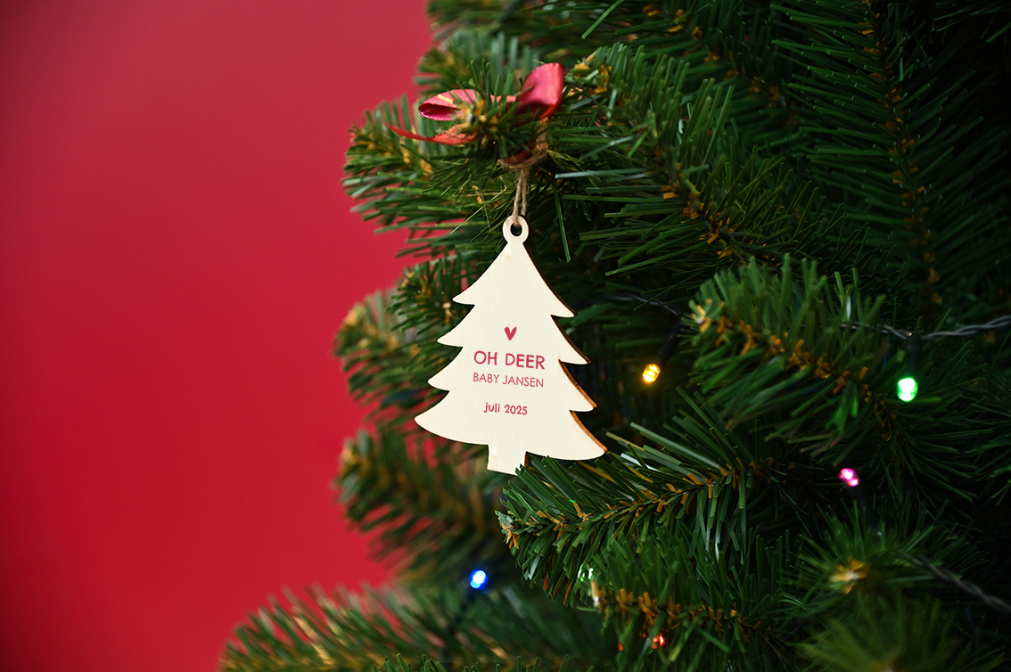 Zwangerschapsaankondiging houten kersthanger kerstboom met hartje