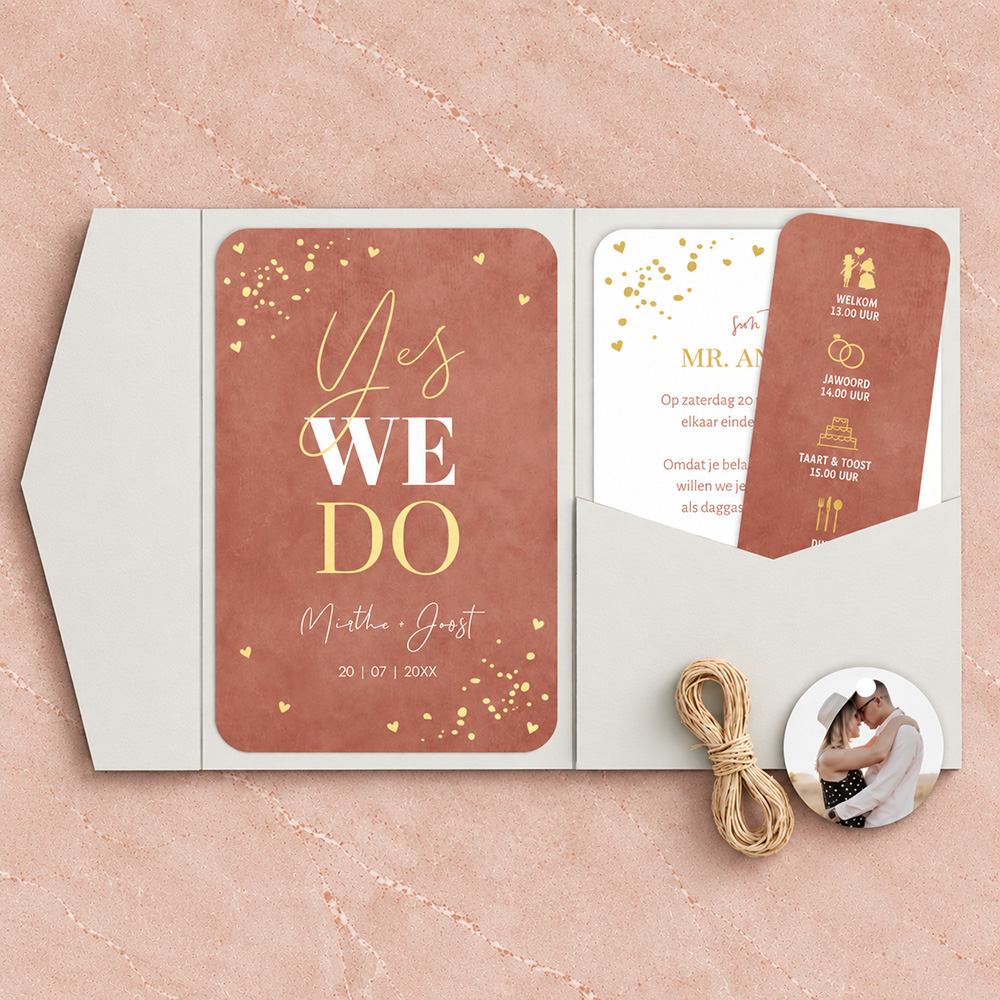 Pocketfold trouwkaart terracotta roze modern goudfolie
