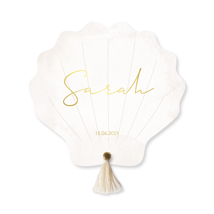 Sjiek geboortekaartje in schelpvorm met off-white aqaurel en goudfolie