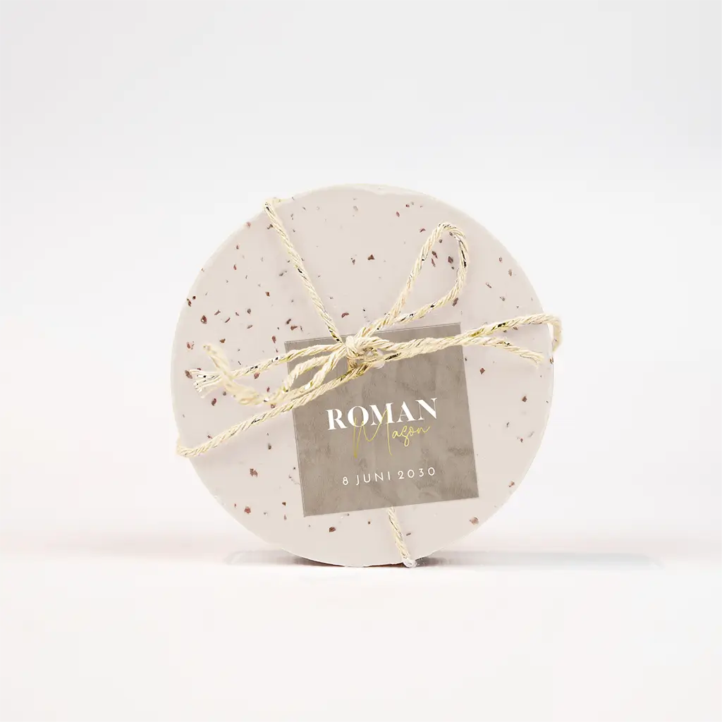 Label vierkant beige velvet-look met goudfolie naam - per 16 stuks