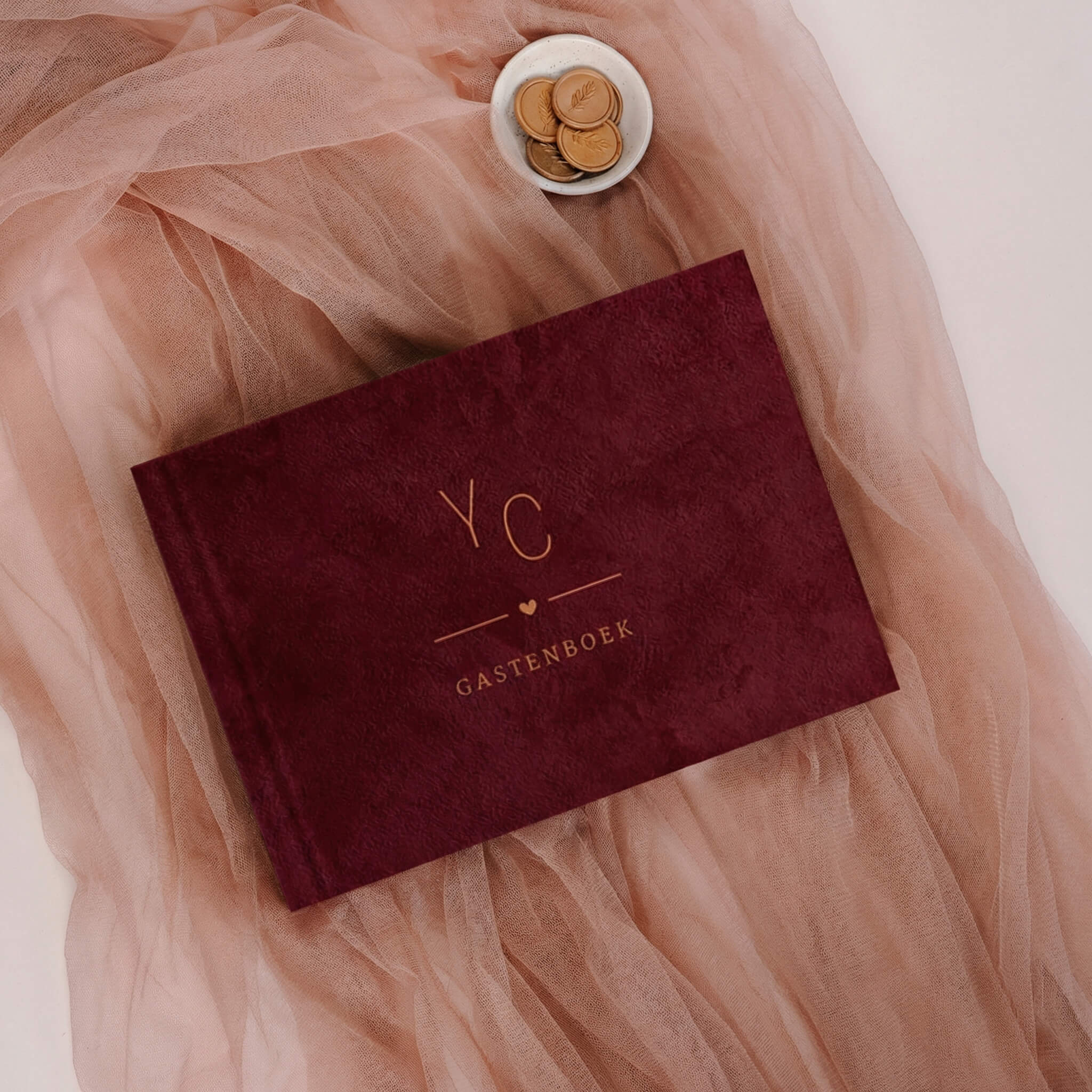 Chic gastenboek met donkerrode velvet look