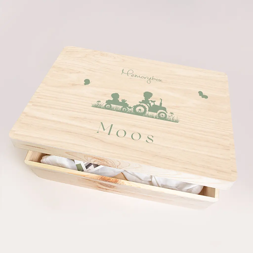 Memorybox met silhouet broertjes op tractor in groen