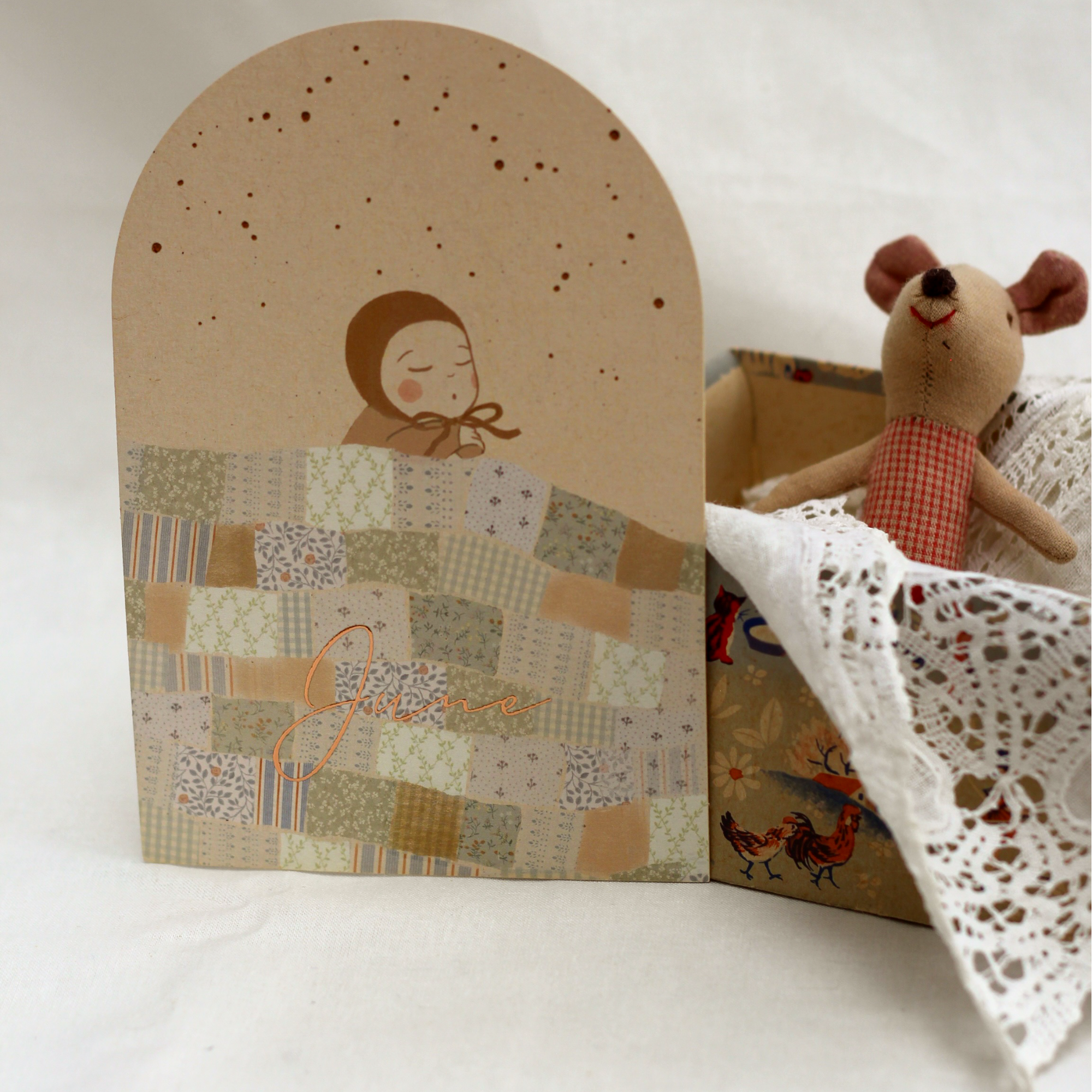 VINTAGE GEBOORTEKAARTJE MEISJE MET LAPPENDEKENTJE FOLIEDRUK