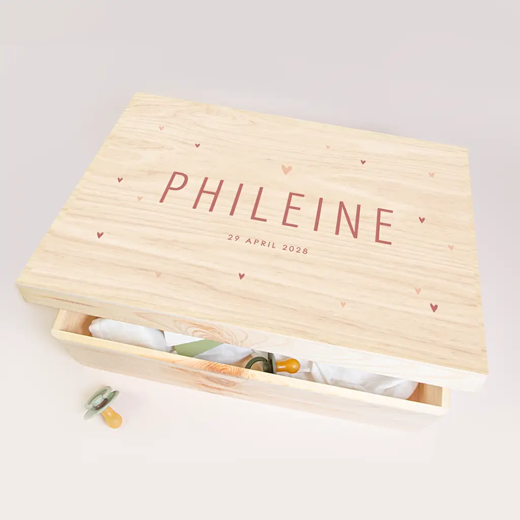 Memorybox met naam en hartjes