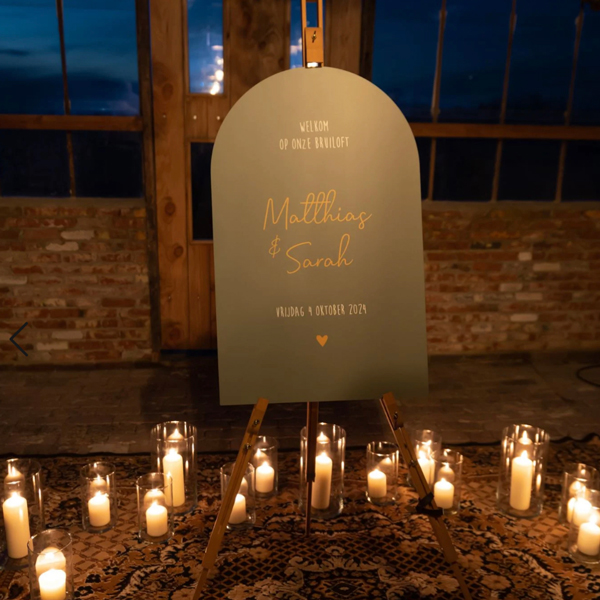 Welkomstbord bruiloft boogvorm groen modern hartje