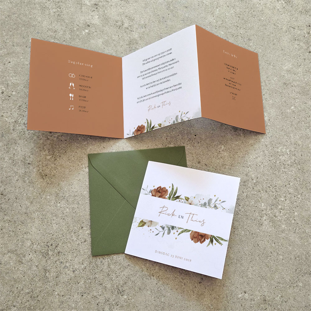 Klassieke drieluik zigzag gevouwen trouwkaart met floral bloemen