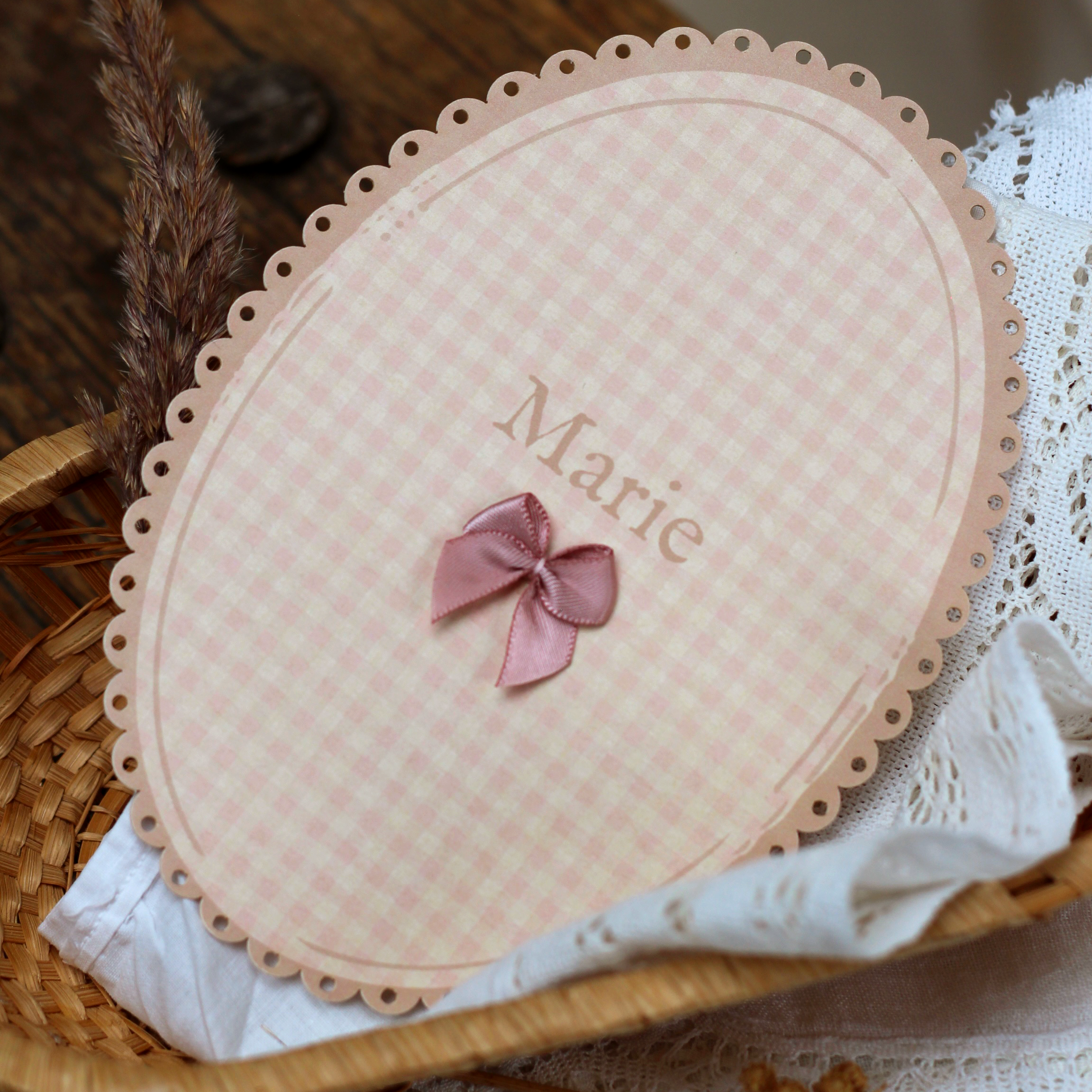 KLASSIEK OUDROZE GEBOORTEKAARTJE MET STRIKJE EN RUITJES