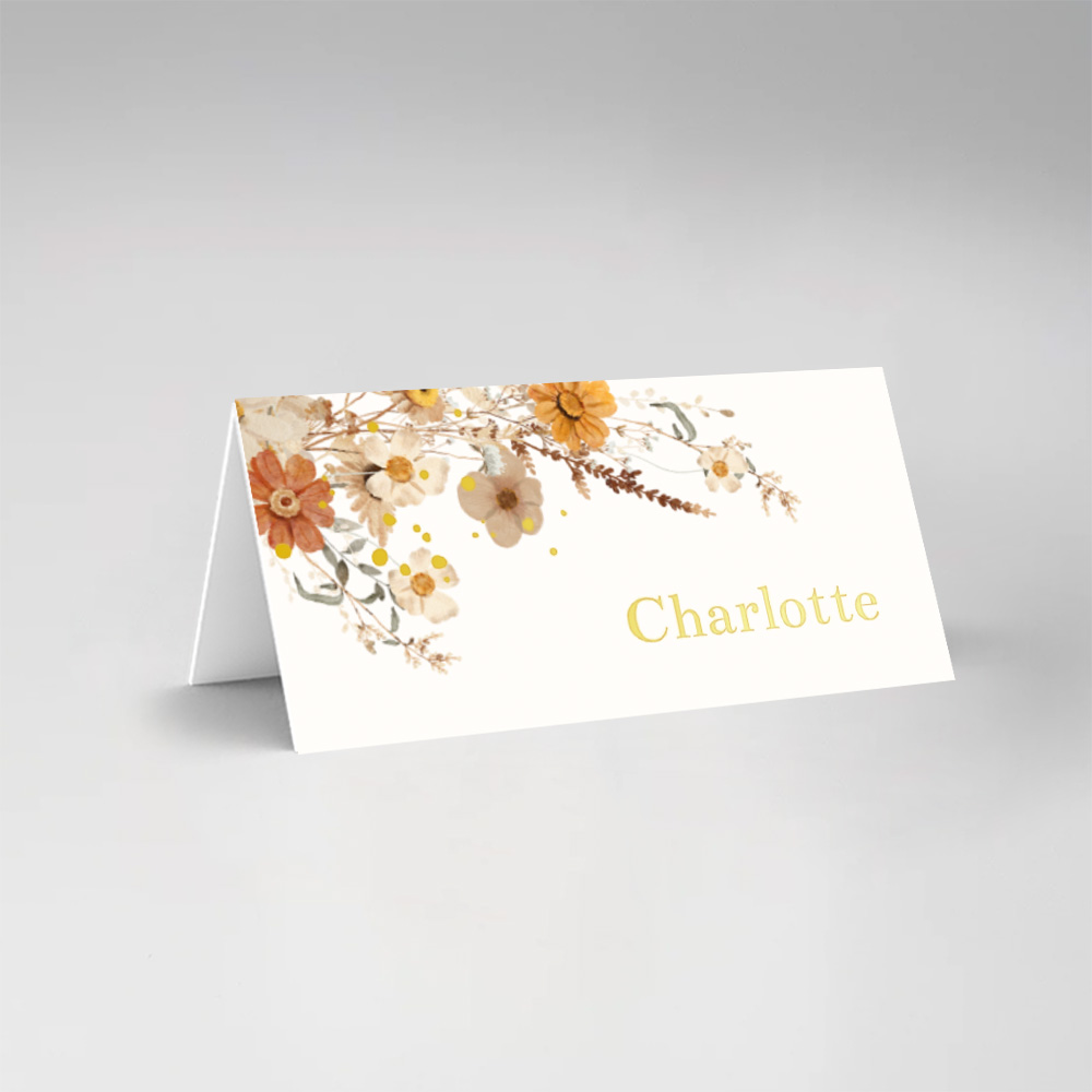 Bruiloft naamkaartjes dubbel gevouwen bloemenboeket goudfolie
