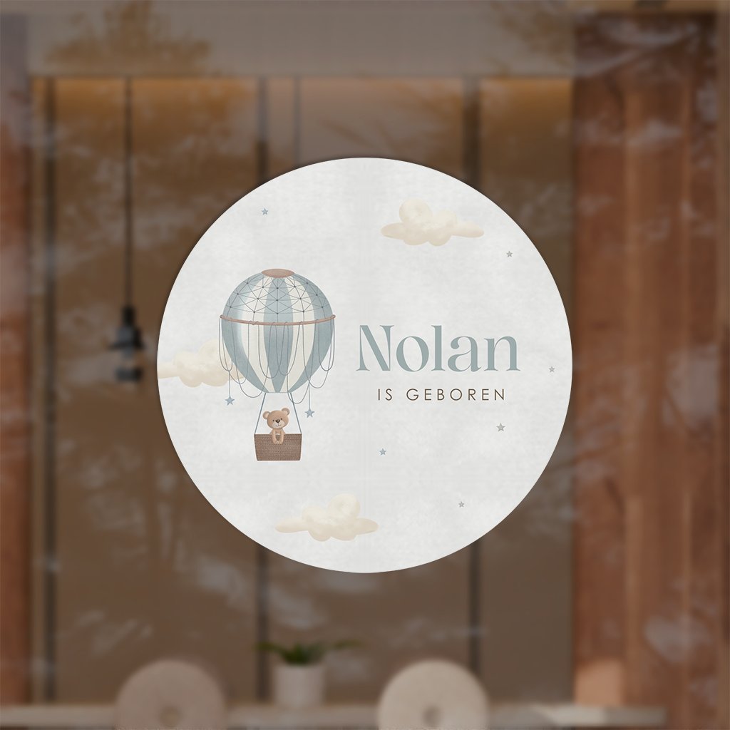 Raamsticker met een beertje in een gestreepte luchtballon