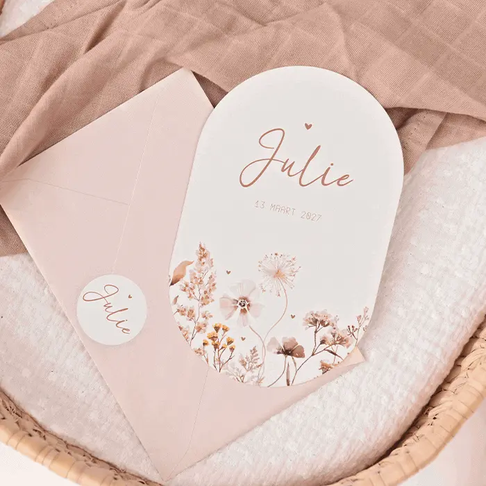 Uniek ovaal geboortekaartje met romantische bloemen