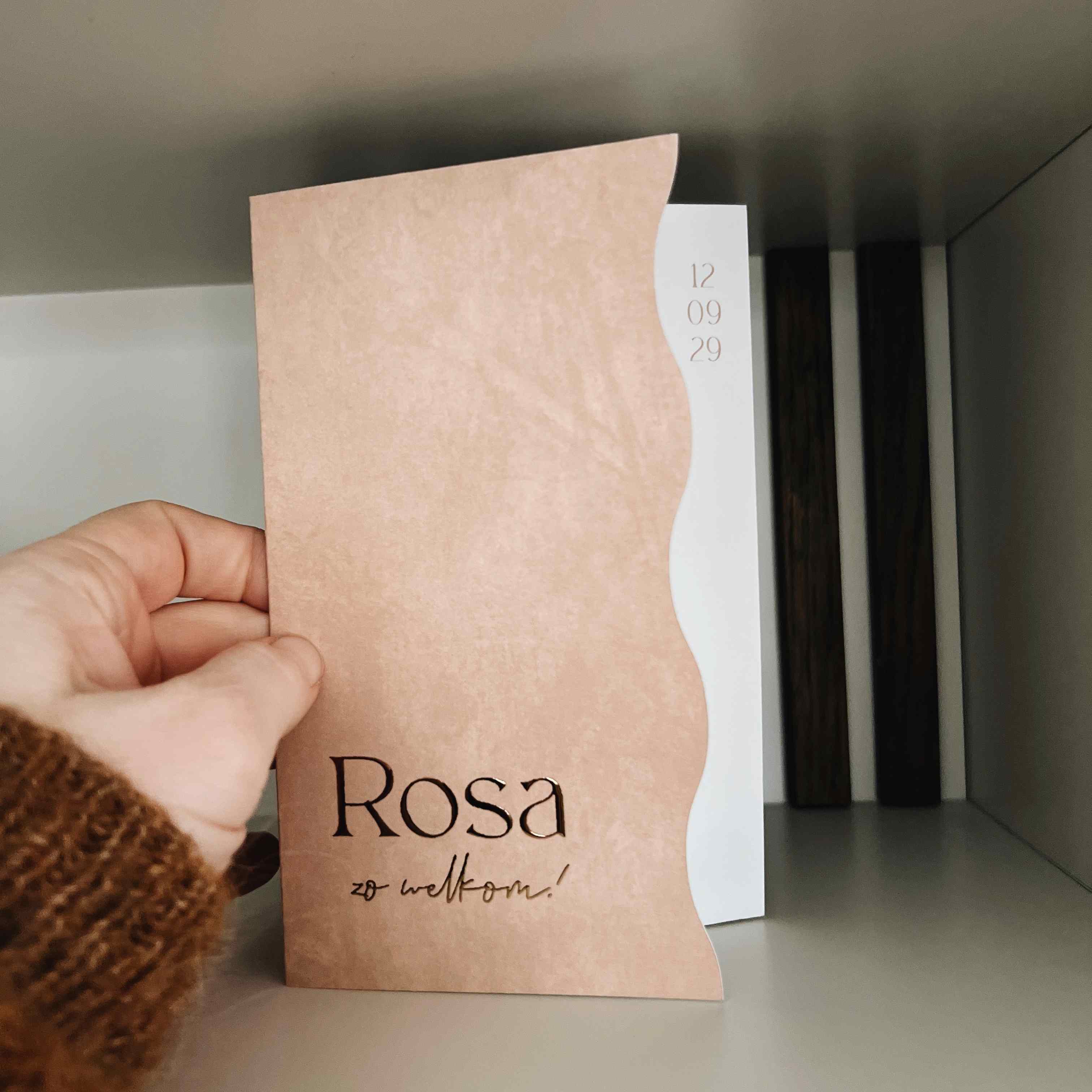 Geboortekaartje met golvende rand oranje velvetlook goudfolie