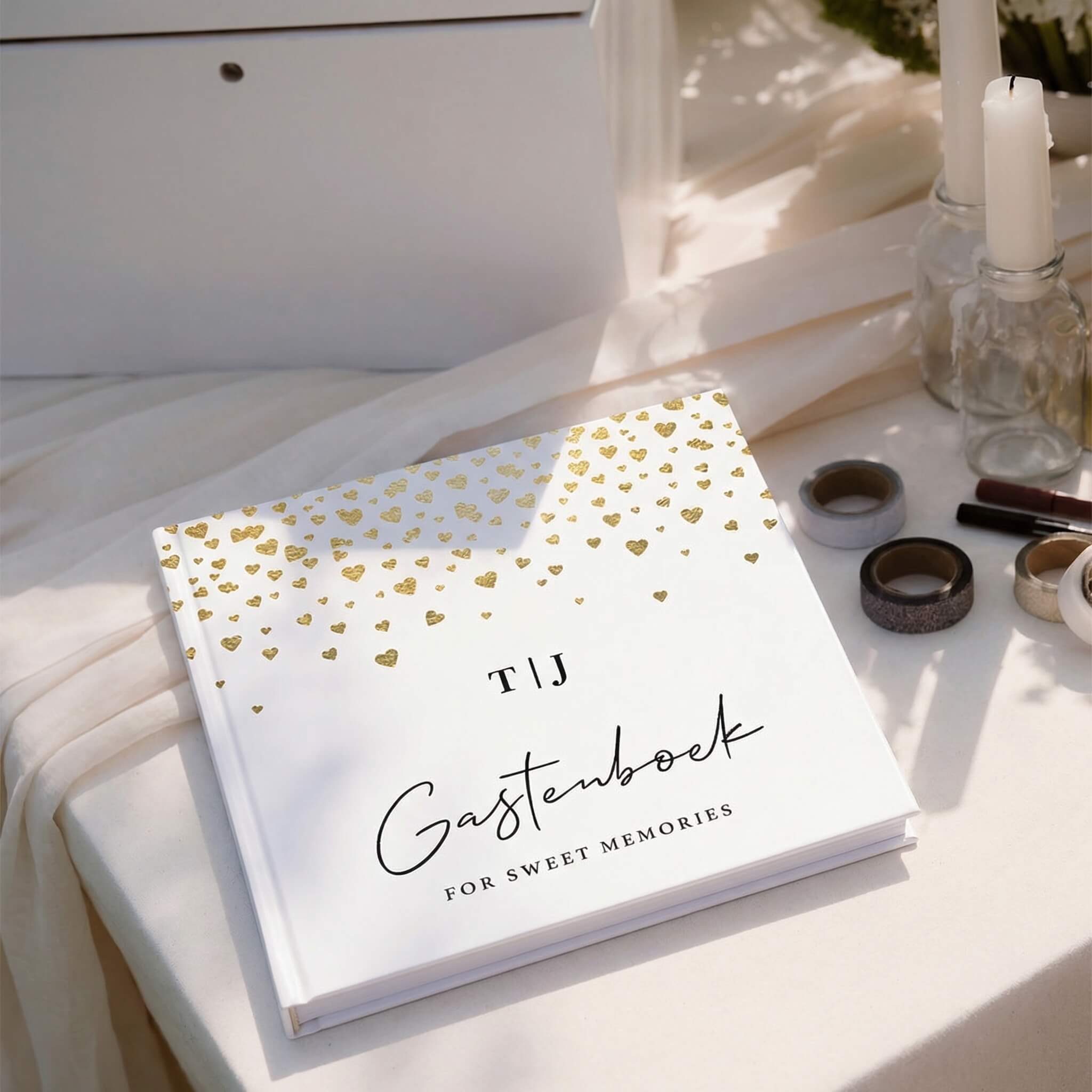 Romantisch gastenboek met gouden hartjes