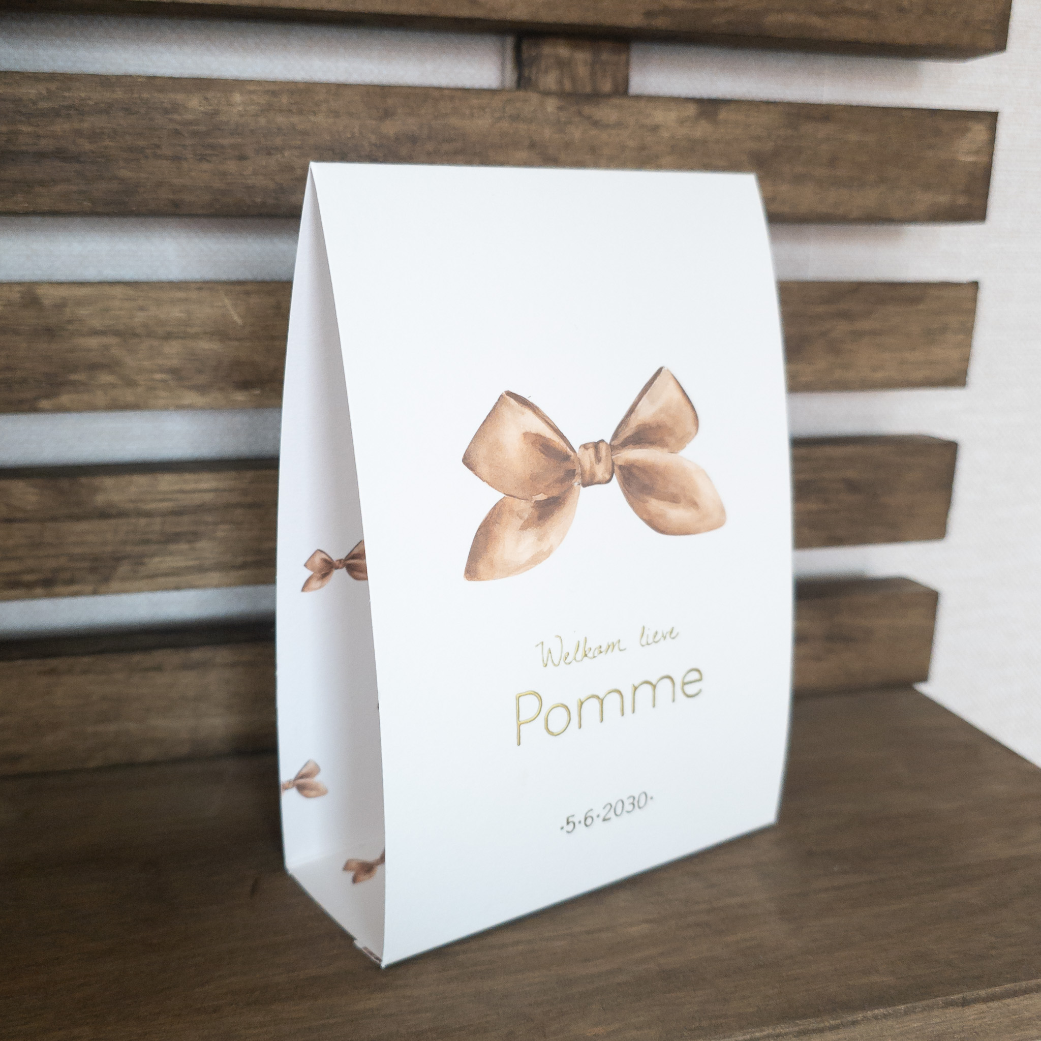 Tent geboortekaartje strikken mat goudfolie