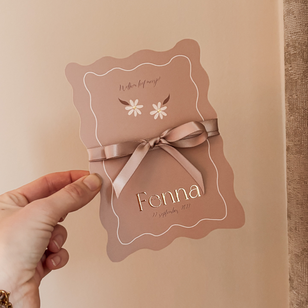 Geboortekaartje Fenna met bloemetje en golfjes