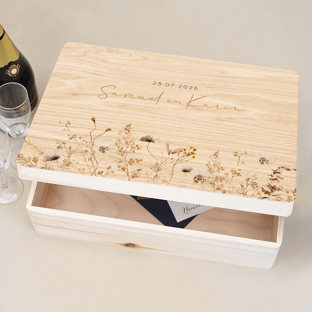 Houten bewaarkist met bruidsnamen en bruine veldbloemen