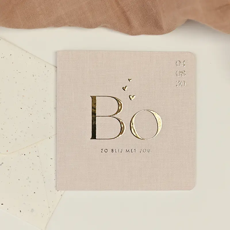 Lief geboortekaartje beige met linnen look en hartjes in goudfolie