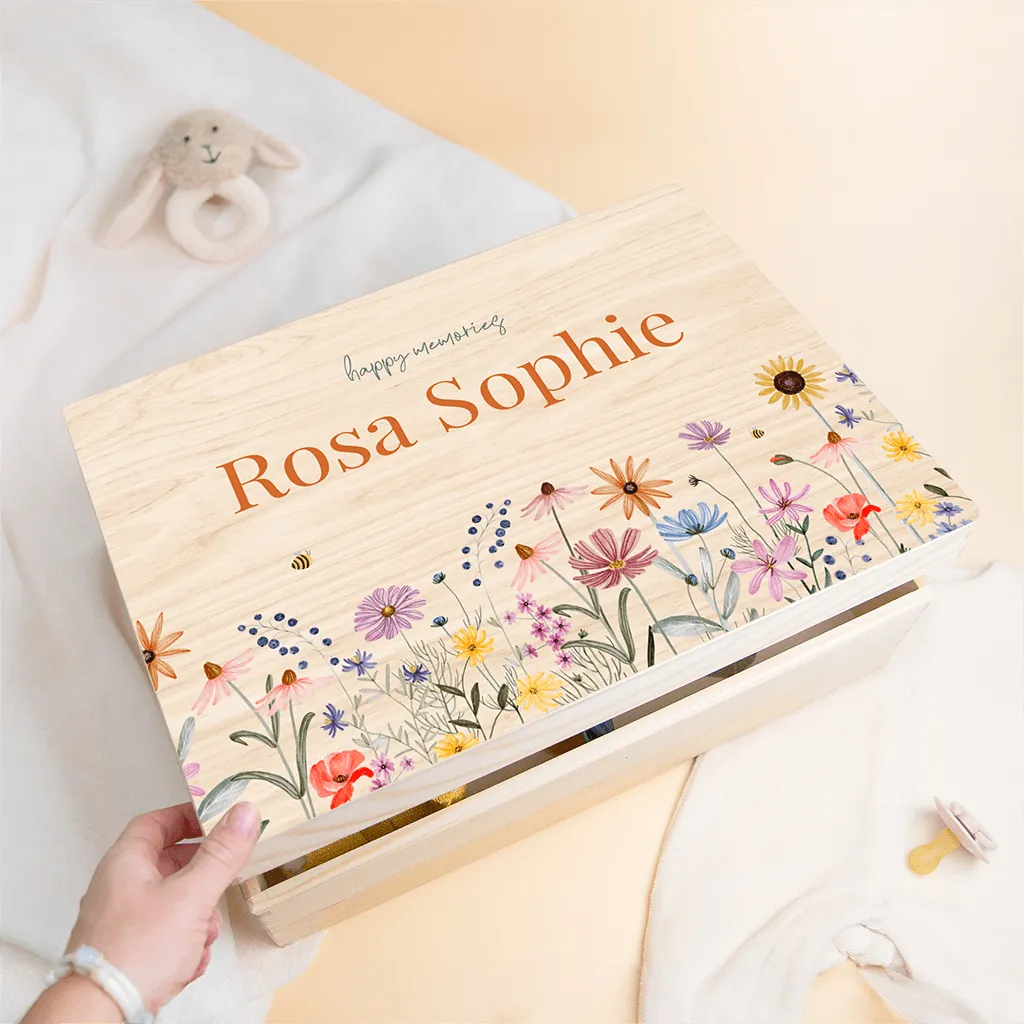 Schöne Erinnerungskiste als Geschenk zur Geburt mit buntem Blumendruck