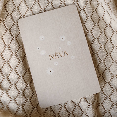 Geboortekaartje meisje met madeliefjes op linnenlook en goudfolie