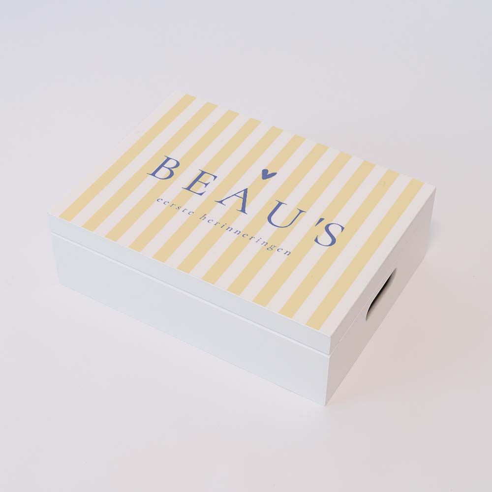Witte memorybox met naam, hartje en gele strepen