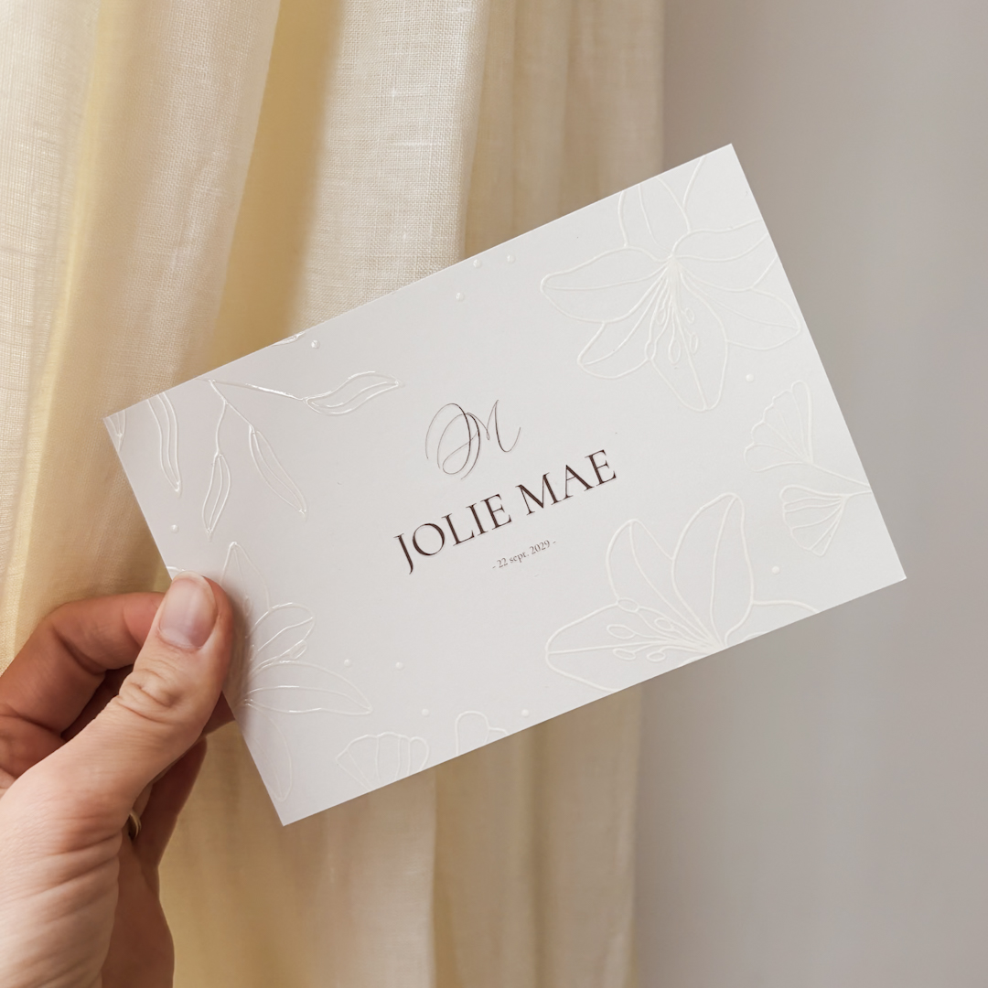 Lichtroze geboortekaartje met bloemen en lakfolie