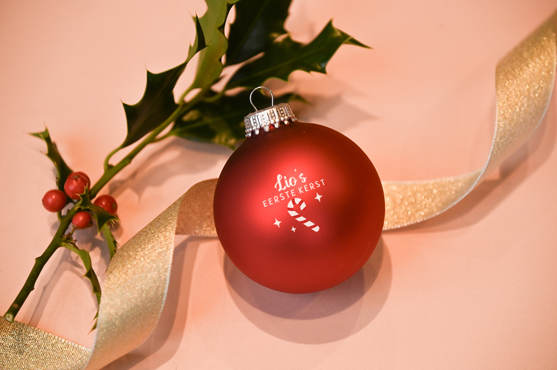 Leuke glazen kerstbal met zuurstok en sterretjes