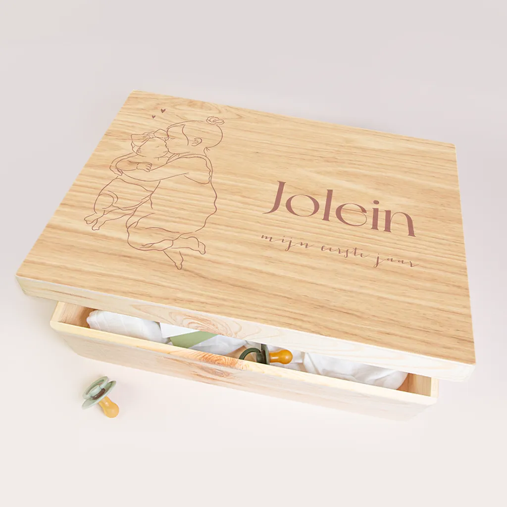 Memorybox met lijntekening van baby zusje