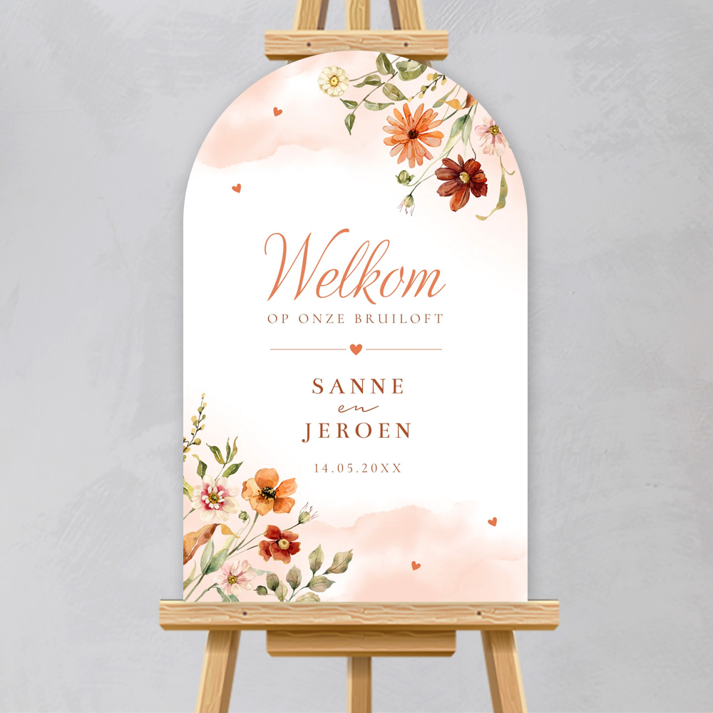 Bruiloftsbord bloemen pasteloranje peach boog