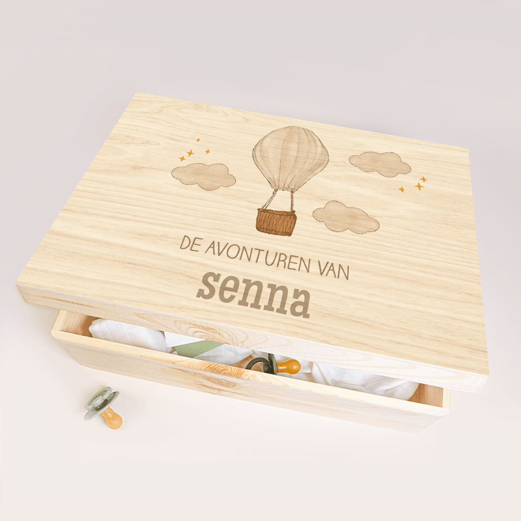 Houten memorybox met luchtballon en naam