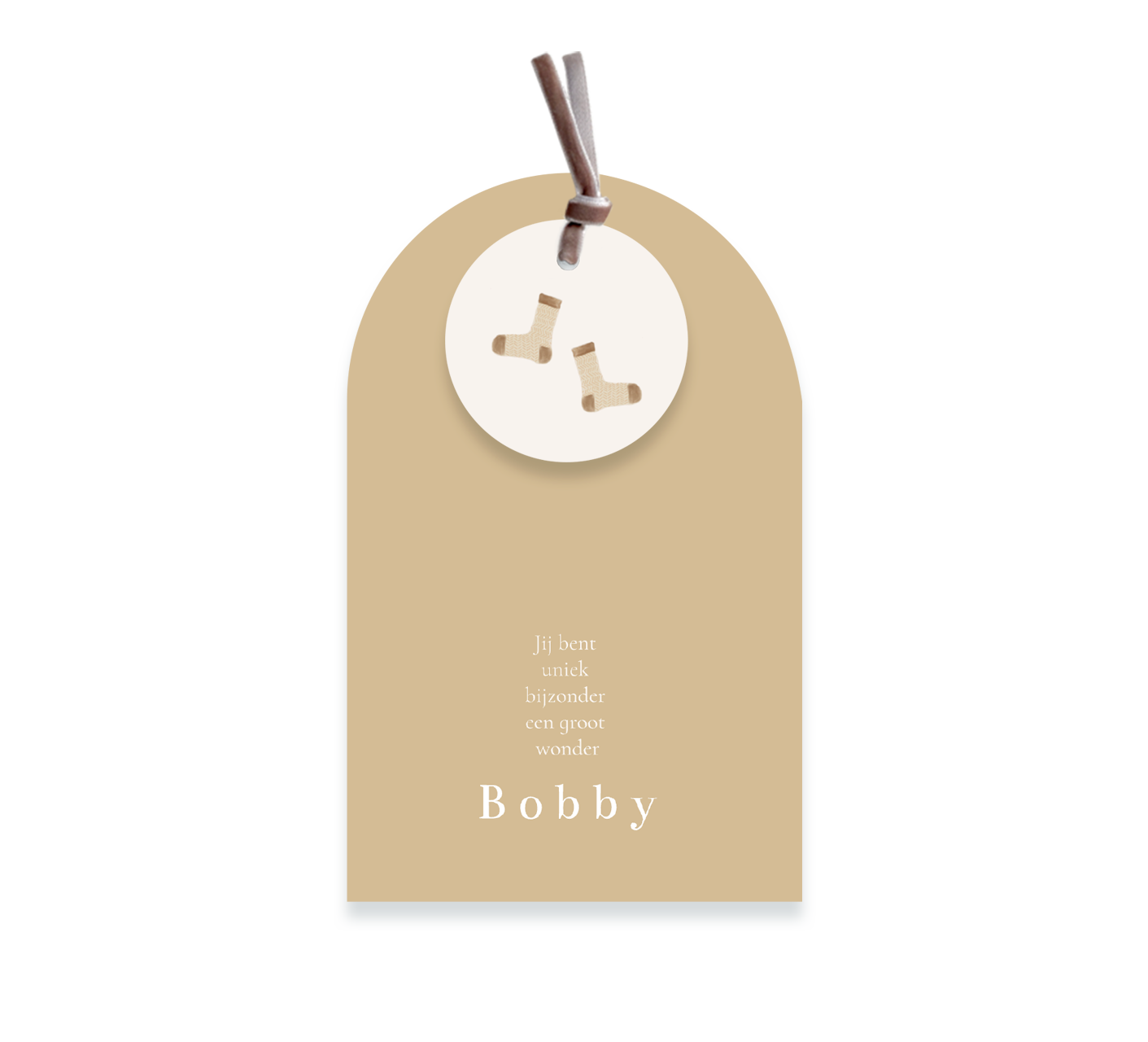 Geboortekaartje in arch vorm met getekende sokjes op rond label