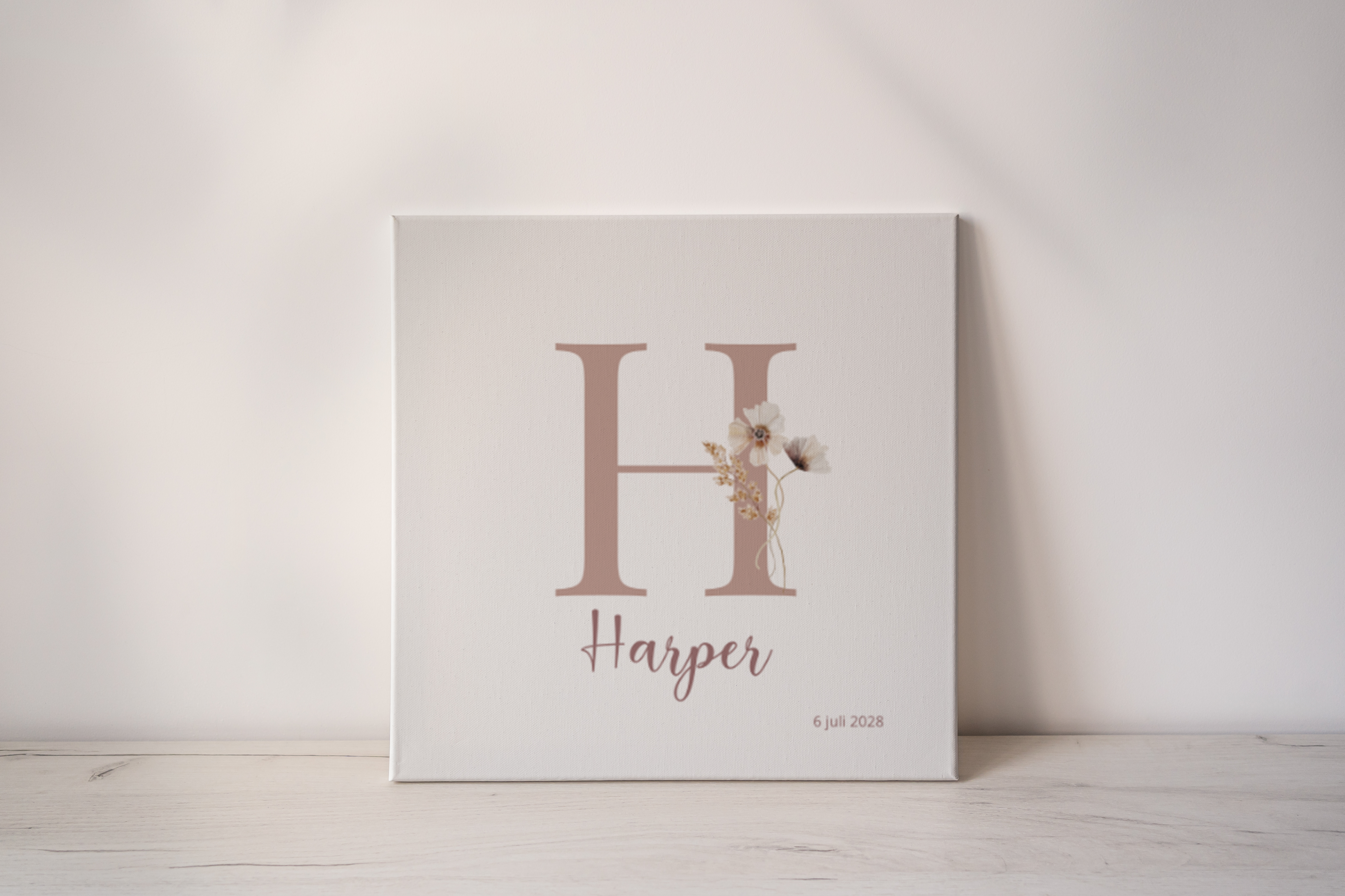 Tegeltje met letter en bloemen