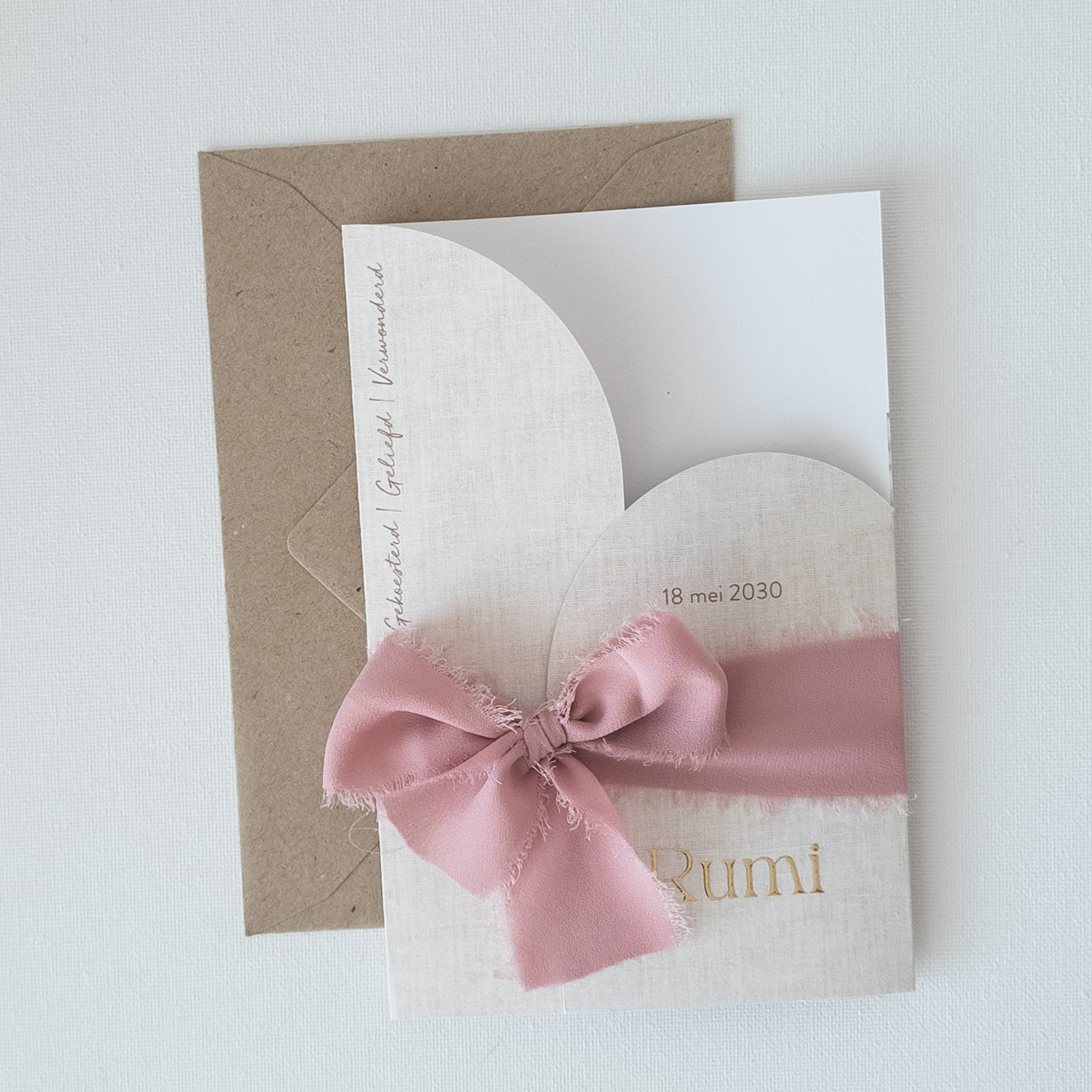 Geboortekaartje drieluik boogdeurtjes linnenprint goudfolie