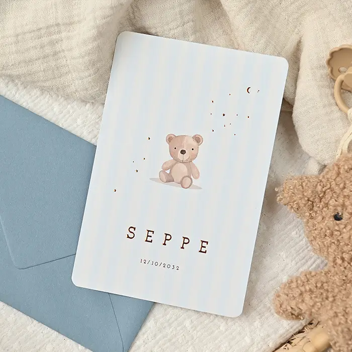 Geboortekaartje beertje met sterren en blauwe strepen