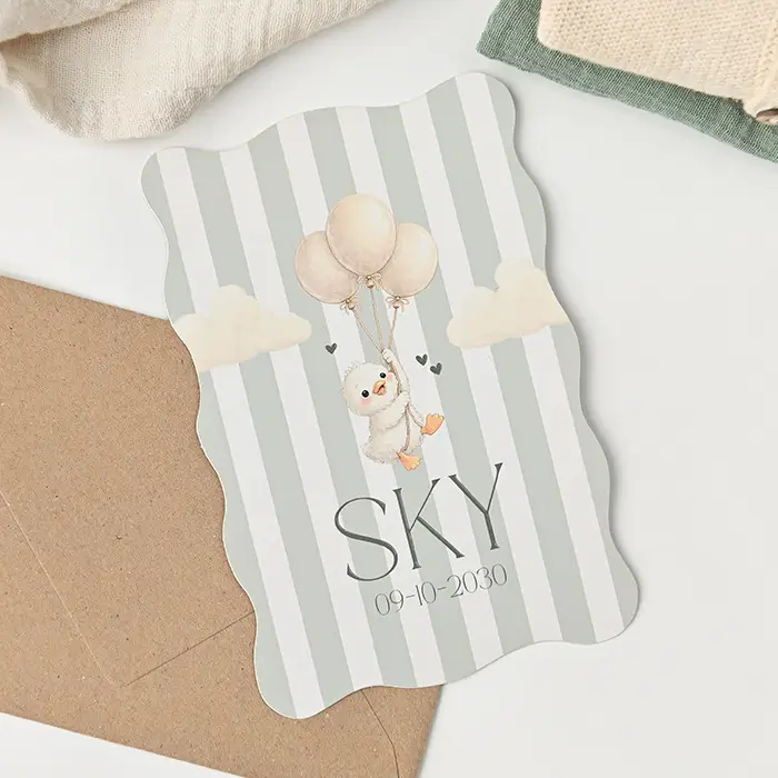 Lief geboortekaartje met een eendje aan ballonnen met strepen