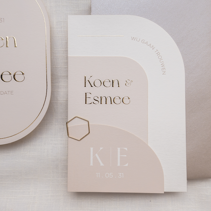 Trouwkaart in beige tinten met labels en goudfolie